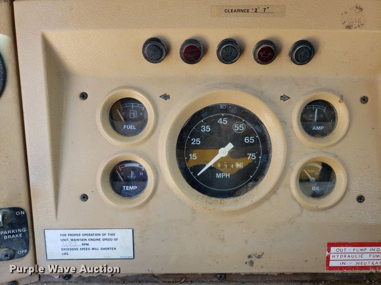 image for item IP9393 1983 Ford 8000  bucket truck