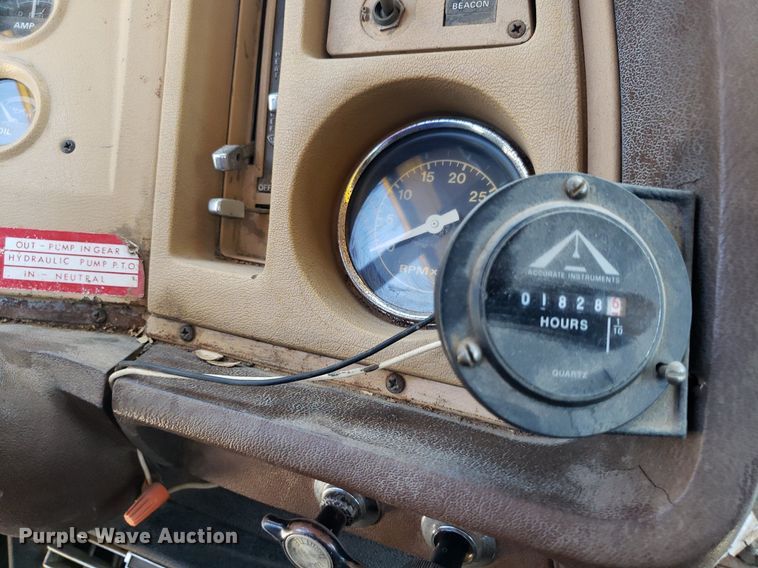 image for item IP9393 1983 Ford 8000  bucket truck