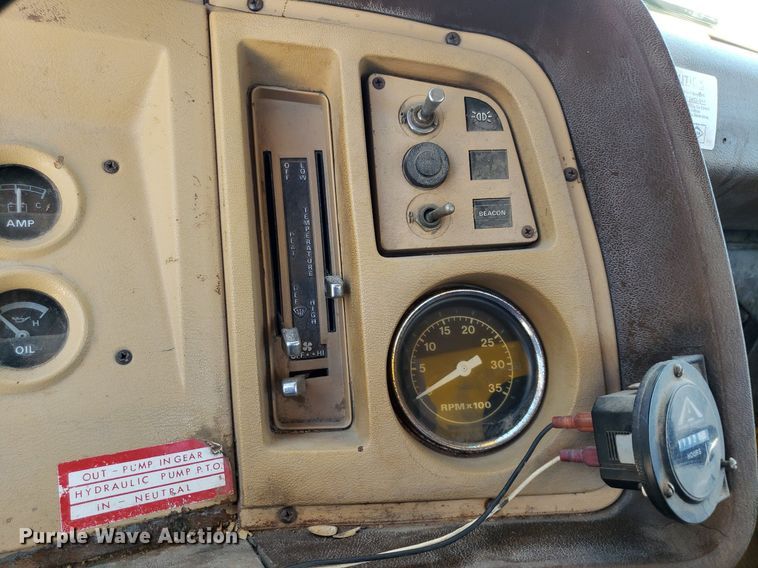 image for item IP9393 1983 Ford 8000  bucket truck