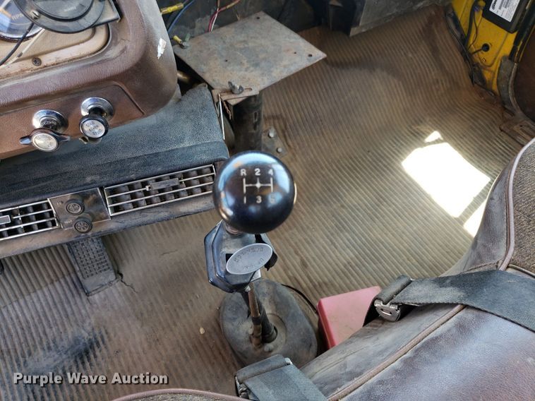 image for item IP9393 1983 Ford 8000  bucket truck