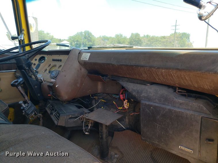 image for item IP9393 1983 Ford 8000  bucket truck