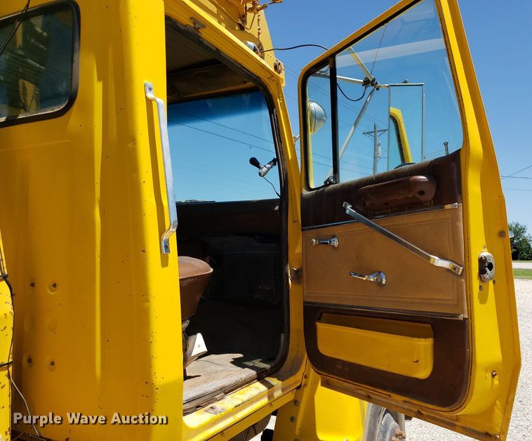 image for item IP9393 1983 Ford 8000  bucket truck