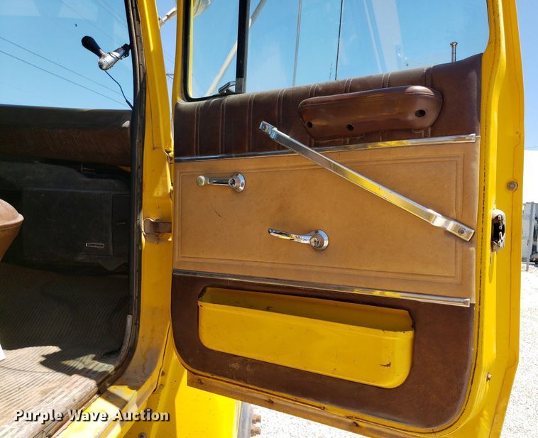 image for item IP9393 1983 Ford 8000  bucket truck