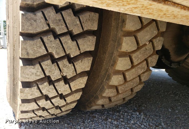 image for item IP9393 1983 Ford 8000  bucket truck