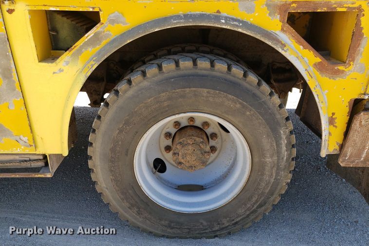 image for item IP9393 1983 Ford 8000  bucket truck
