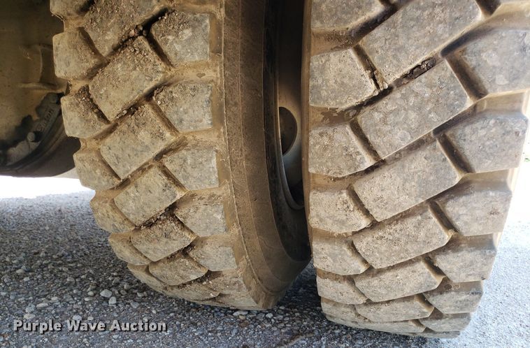 image for item IP9393 1983 Ford 8000  bucket truck