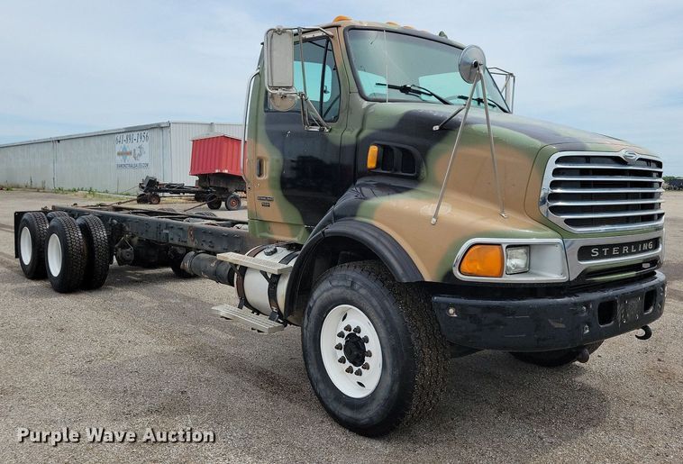 image for item JO9288 2005 Sterling LT9500  truck cab and chassis