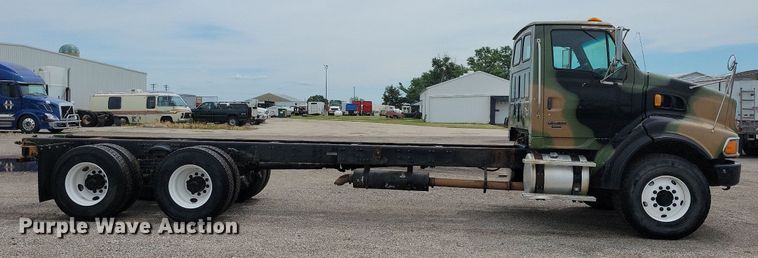 image for item JO9288 2005 Sterling LT9500  truck cab and chassis