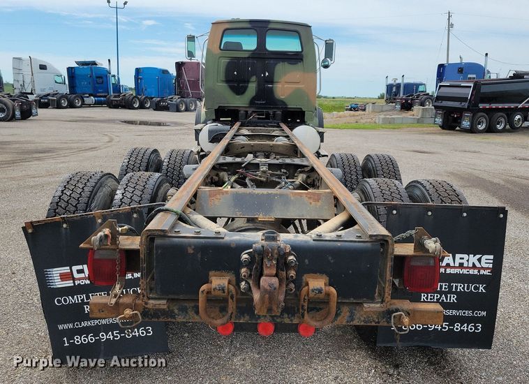 image for item JO9288 2005 Sterling LT9500  truck cab and chassis