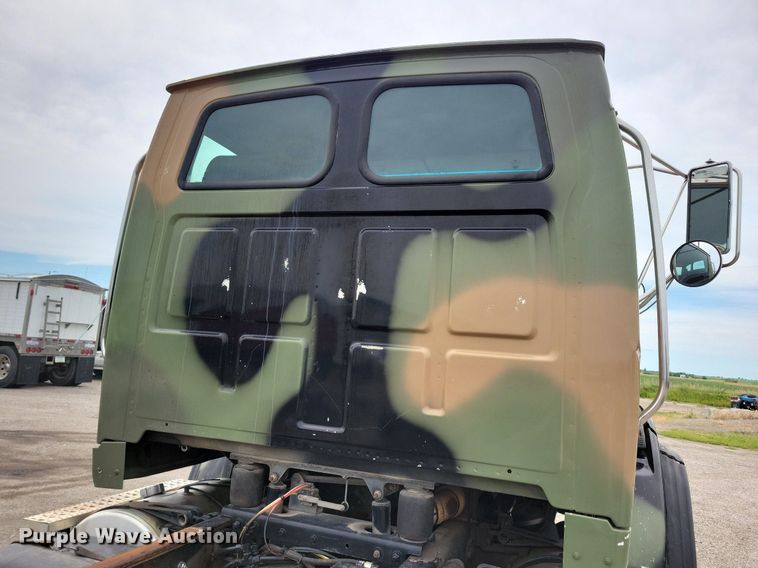 image for item JO9288 2005 Sterling LT9500  truck cab and chassis