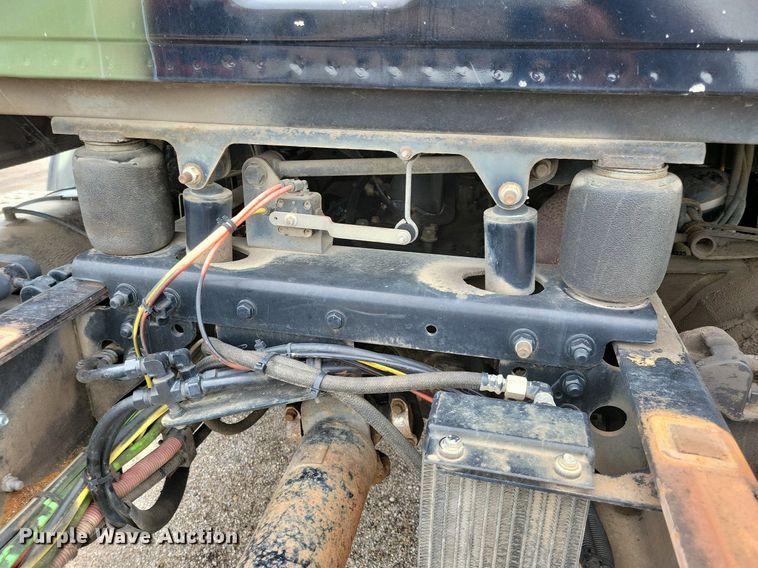 image for item JO9288 2005 Sterling LT9500  truck cab and chassis