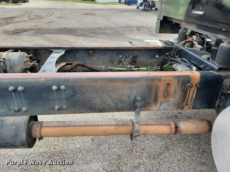 image for item JO9288 2005 Sterling LT9500  truck cab and chassis