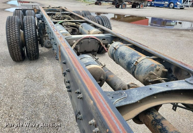 image for item JO9288 2005 Sterling LT9500  truck cab and chassis