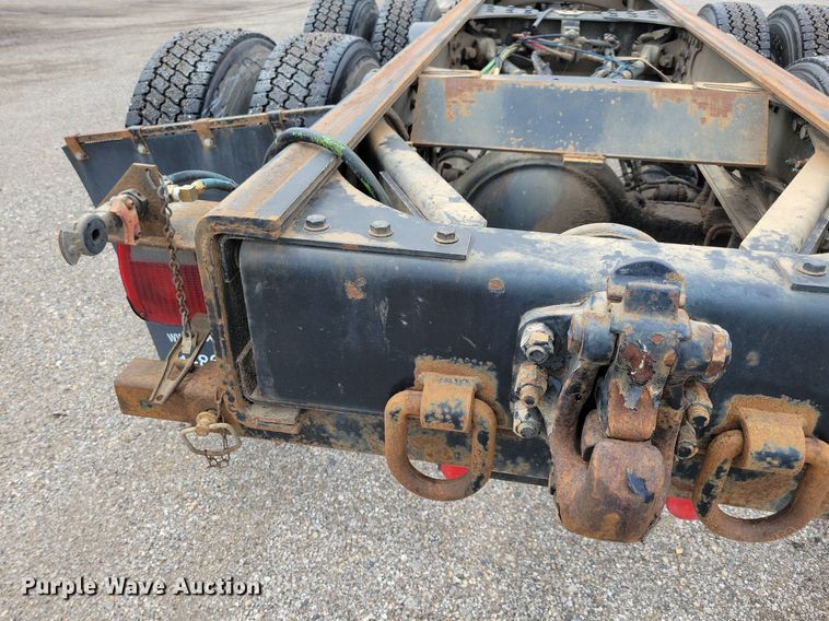 image for item JO9288 2005 Sterling LT9500  truck cab and chassis