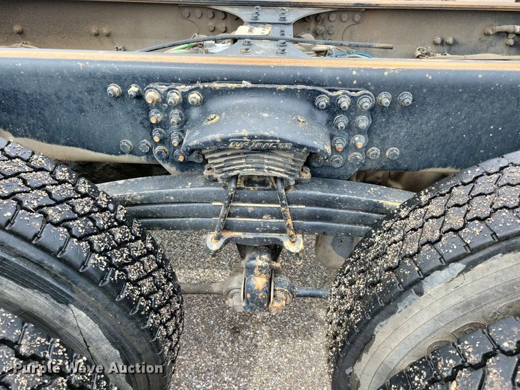 image for item JO9288 2005 Sterling LT9500  truck cab and chassis