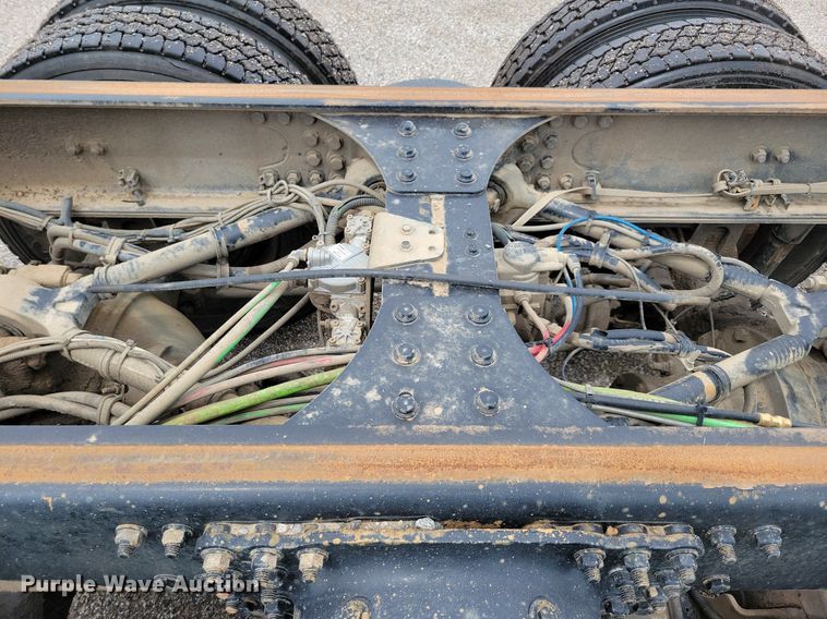 image for item JO9288 2005 Sterling LT9500  truck cab and chassis