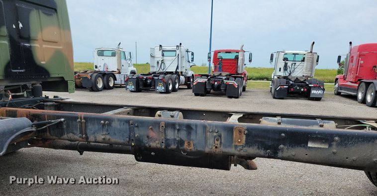 image for item JO9288 2005 Sterling LT9500  truck cab and chassis