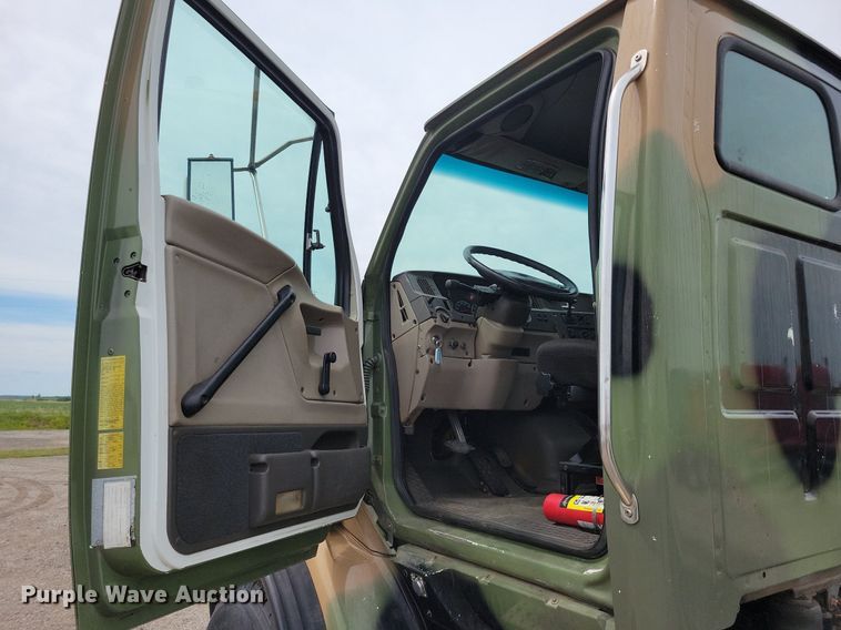 image for item JO9288 2005 Sterling LT9500  truck cab and chassis