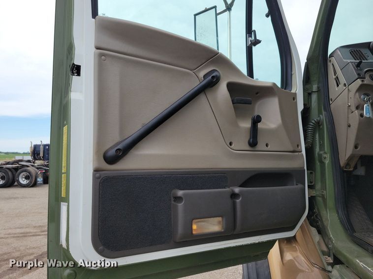 image for item JO9288 2005 Sterling LT9500  truck cab and chassis