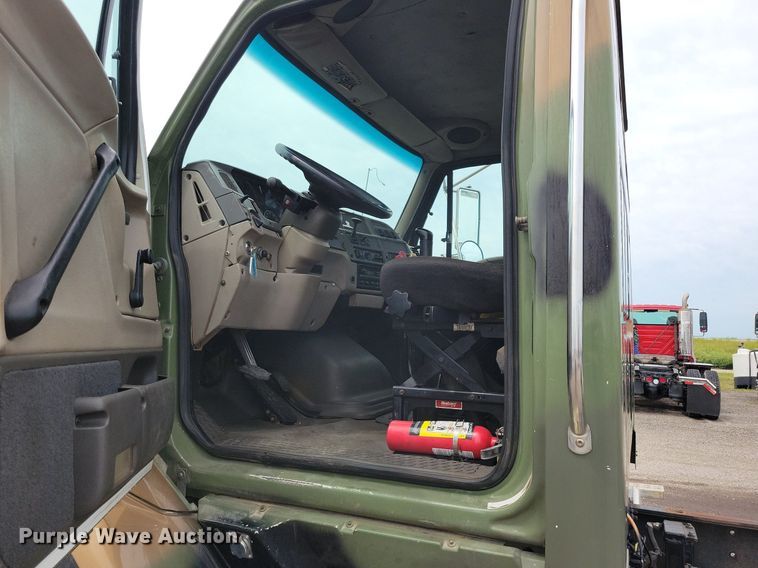 image for item JO9288 2005 Sterling LT9500  truck cab and chassis