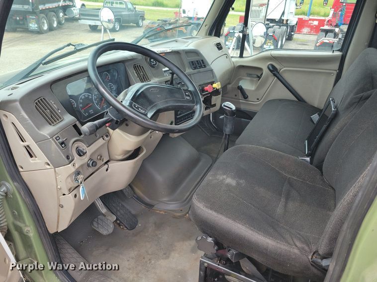 image for item JO9288 2005 Sterling LT9500  truck cab and chassis