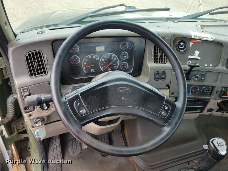 image for item JO9288 2005 Sterling LT9500  truck cab and chassis