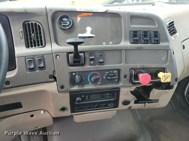 image for item JO9288 2005 Sterling LT9500  truck cab and chassis