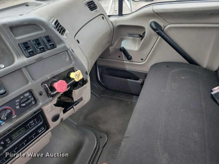 image for item JO9288 2005 Sterling LT9500  truck cab and chassis