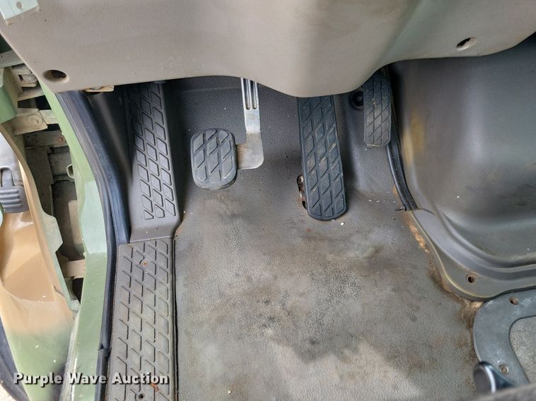 image for item JO9288 2005 Sterling LT9500  truck cab and chassis