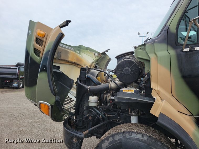 image for item JO9288 2005 Sterling LT9500  truck cab and chassis