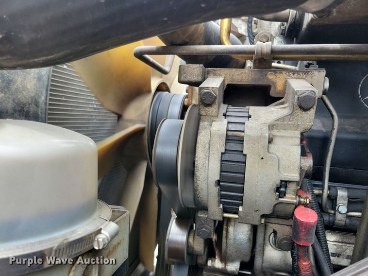 image for item JO9288 2005 Sterling LT9500  truck cab and chassis