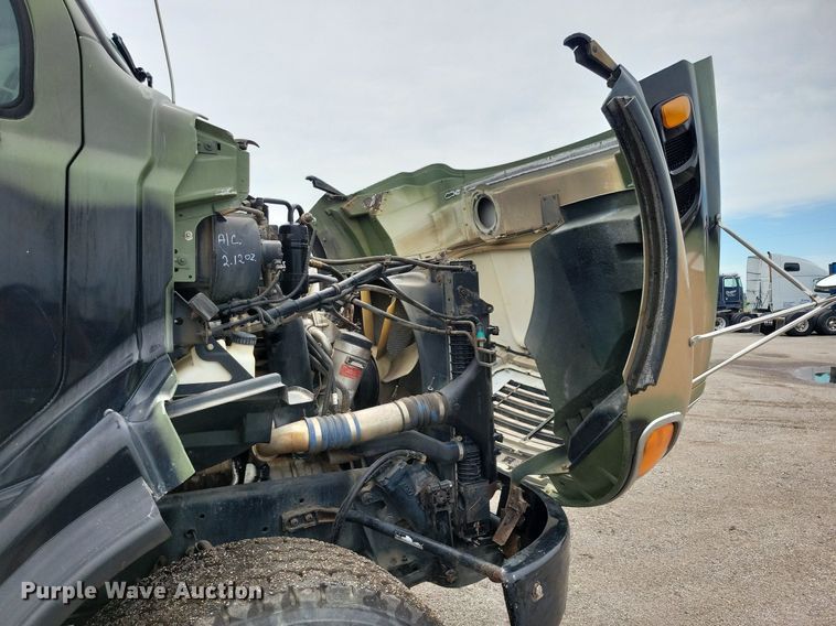 image for item JO9288 2005 Sterling LT9500  truck cab and chassis