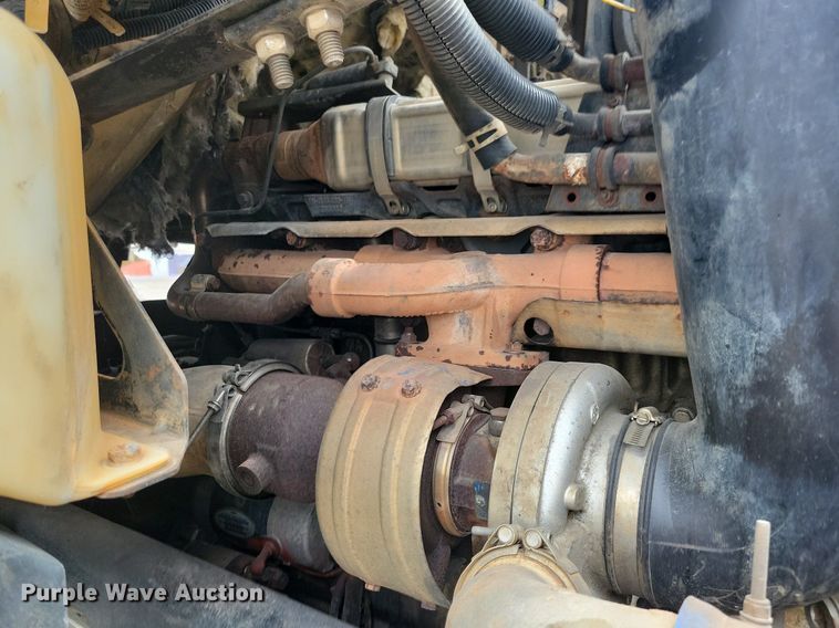 image for item JO9288 2005 Sterling LT9500  truck cab and chassis