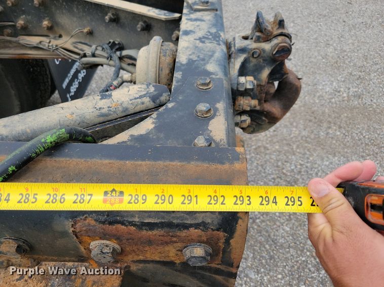 image for item JO9288 2005 Sterling LT9500  truck cab and chassis