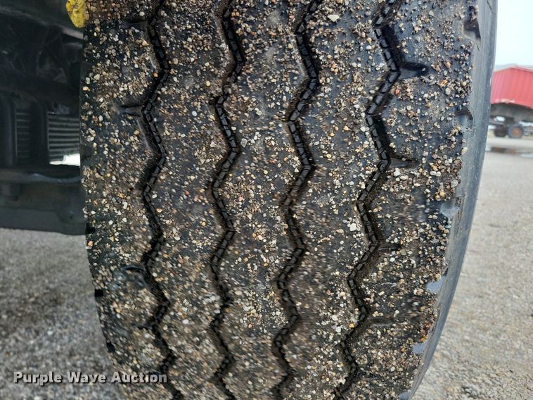 image for item JO9288 2005 Sterling LT9500  truck cab and chassis