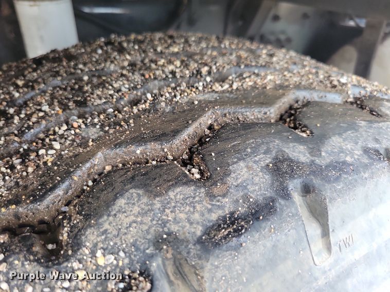 image for item JO9288 2005 Sterling LT9500  truck cab and chassis