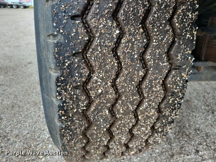 image for item JO9288 2005 Sterling LT9500  truck cab and chassis