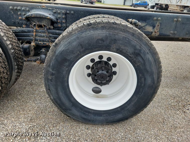 image for item JO9288 2005 Sterling LT9500  truck cab and chassis