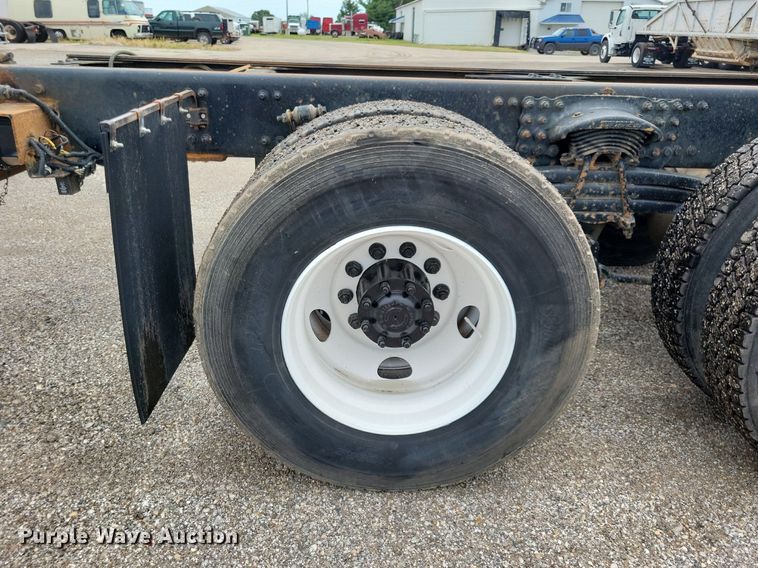 image for item JO9288 2005 Sterling LT9500  truck cab and chassis