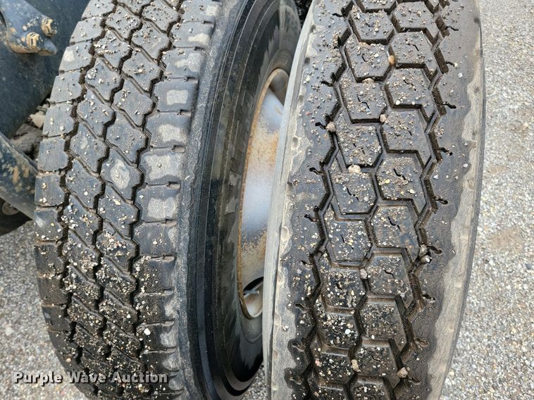 image for item JO9288 2005 Sterling LT9500  truck cab and chassis