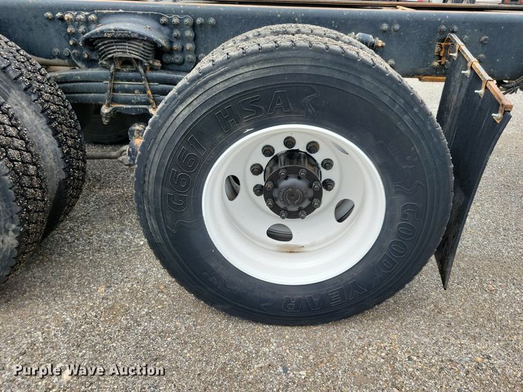 image for item JO9288 2005 Sterling LT9500  truck cab and chassis