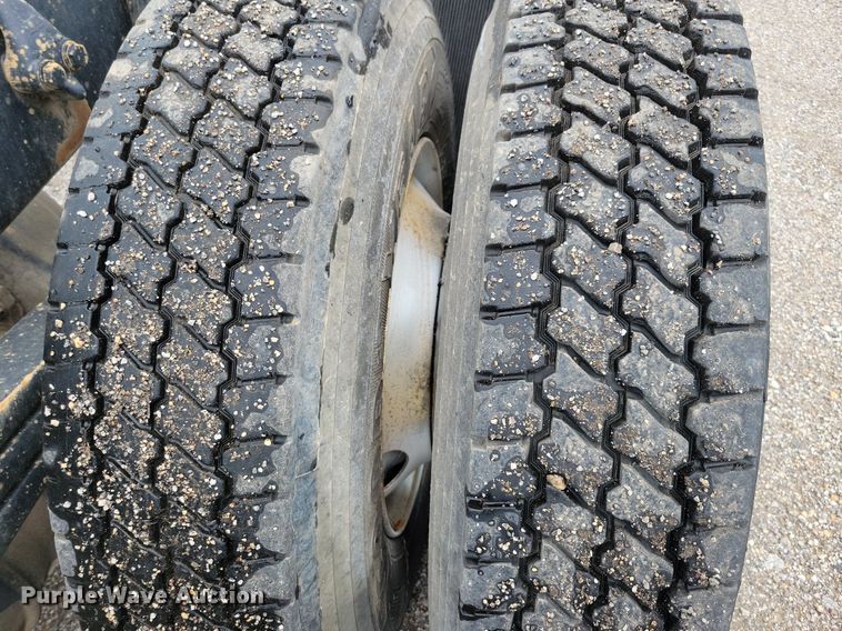 image for item JO9288 2005 Sterling LT9500  truck cab and chassis