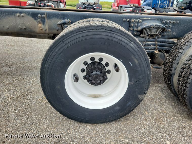 image for item JO9288 2005 Sterling LT9500  truck cab and chassis