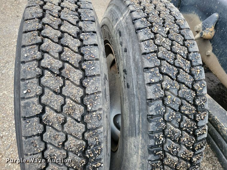 image for item JO9288 2005 Sterling LT9500  truck cab and chassis