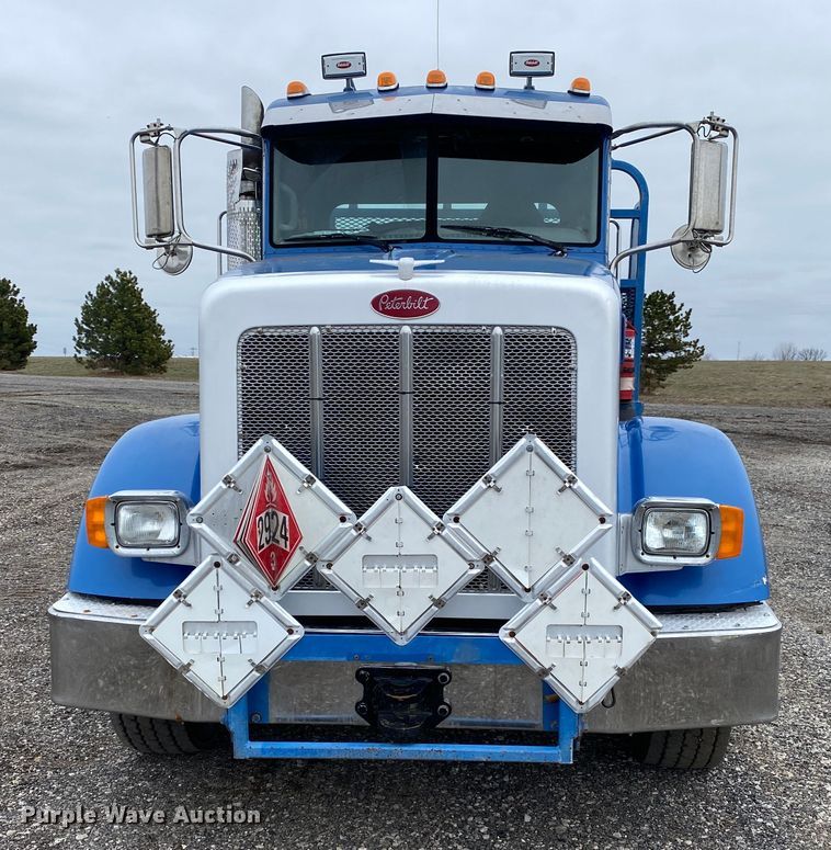 image for item JW9155 2013 Peterbilt 367  flatbed truck