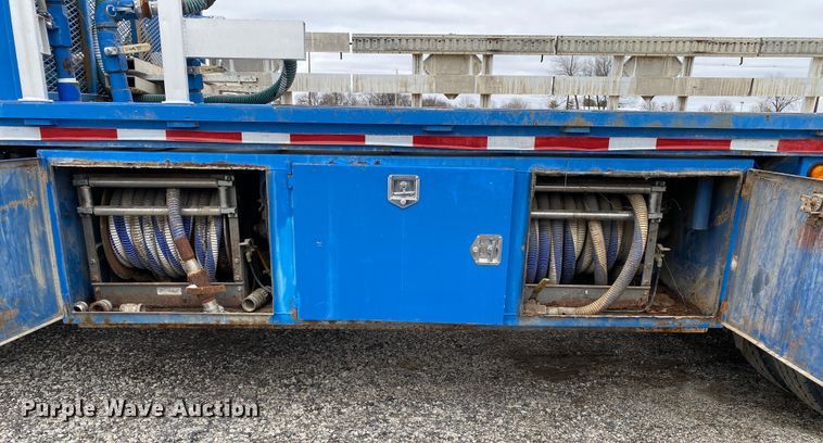 image for item JW9155 2013 Peterbilt 367  flatbed truck