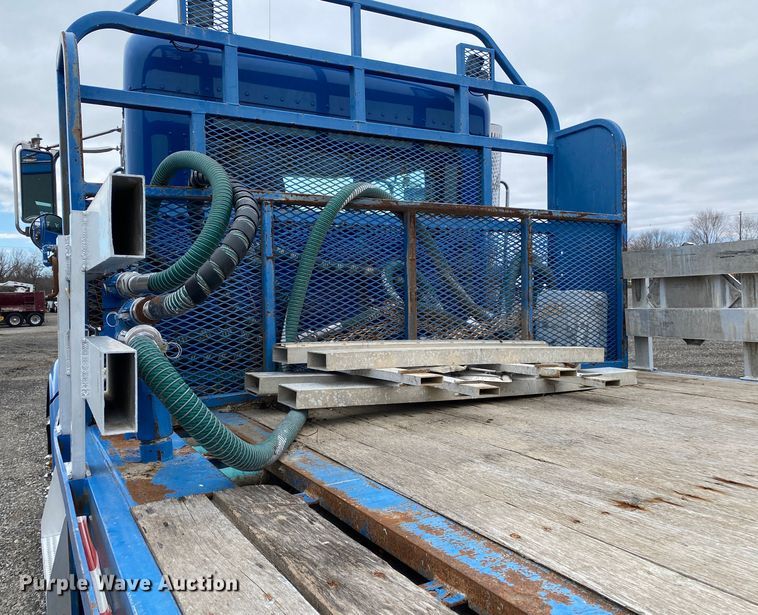 image for item JW9155 2013 Peterbilt 367  flatbed truck