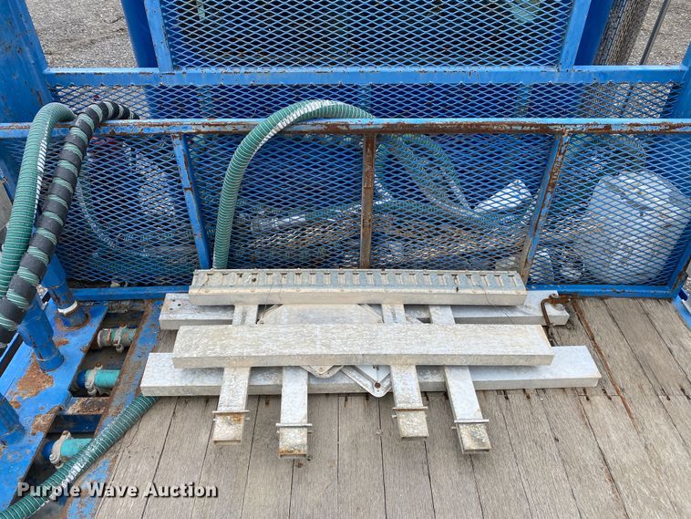 image for item JW9155 2013 Peterbilt 367  flatbed truck