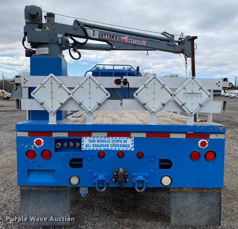 image for item JW9155 2013 Peterbilt 367  flatbed truck