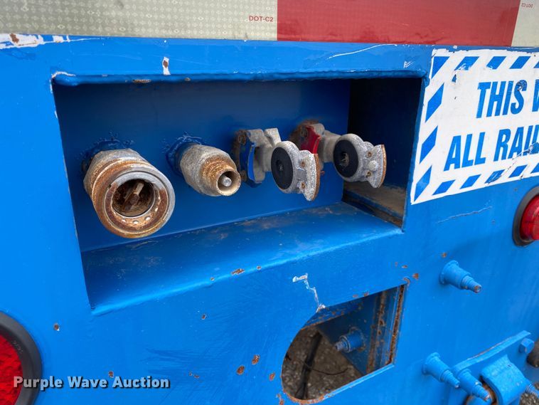 image for item JW9155 2013 Peterbilt 367  flatbed truck